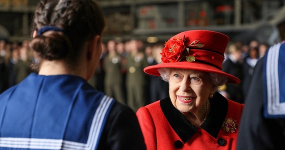 Brytyjska królowa Elżbieta II złożyła krótką wizytę na nowym lotniskowcu Royal Navy - HMS Queen Elizabeth, tuż przed rozpoczęciem jego pierwszej misji na morzu.