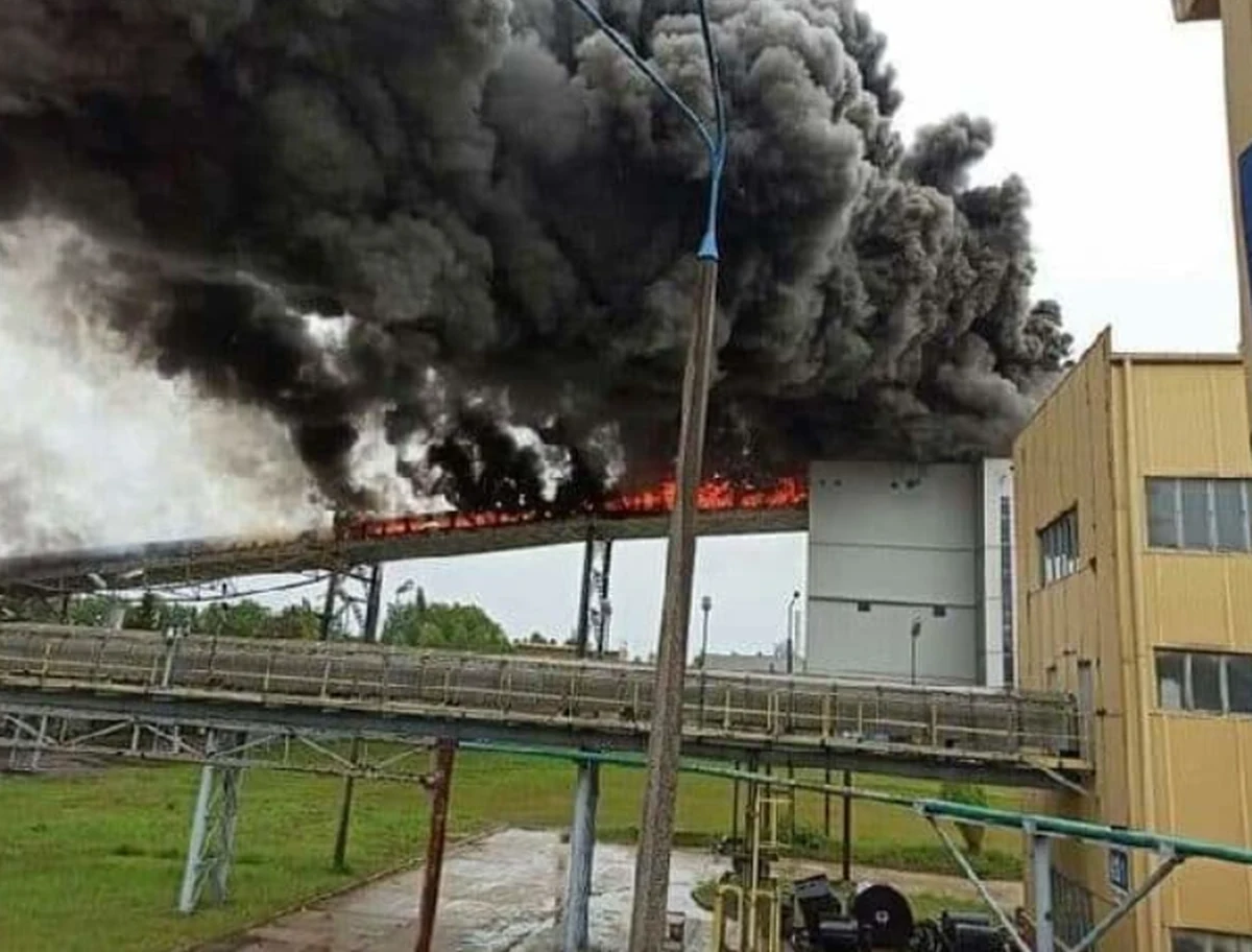 Blok energetyczny nr 14 w Elektrowni Bełchatów został czasowo wyłączony. To efekt wczorajszego pożaru, podczas którego uszkodzony został m.in. taśmociąg, który transportował węgiel. Elektrownia uruchomiła jeden z czterech rezerwowych bloków energetycznych. 