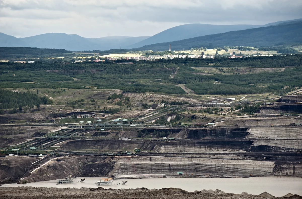 PGE Polska Grupa Energetyczna opublikowała protokół z października 2019 roku, kończący konsultacje transgraniczne z Czechami ws. przedłużenia koncesji dla Kopalni Turów do 2044 roku. "Czesi przyjęli zaproponowane przez kopalnię środki minimalizujące wpływ kopalni na przygraniczne tereny czeskie" - podała spółka. Trybunał Sprawiedliwości Unii Europejskiej przychylił się do wniosku Czech i nakazał Polsce natychmiastowe wstrzymanie wydobycia w kopalni.