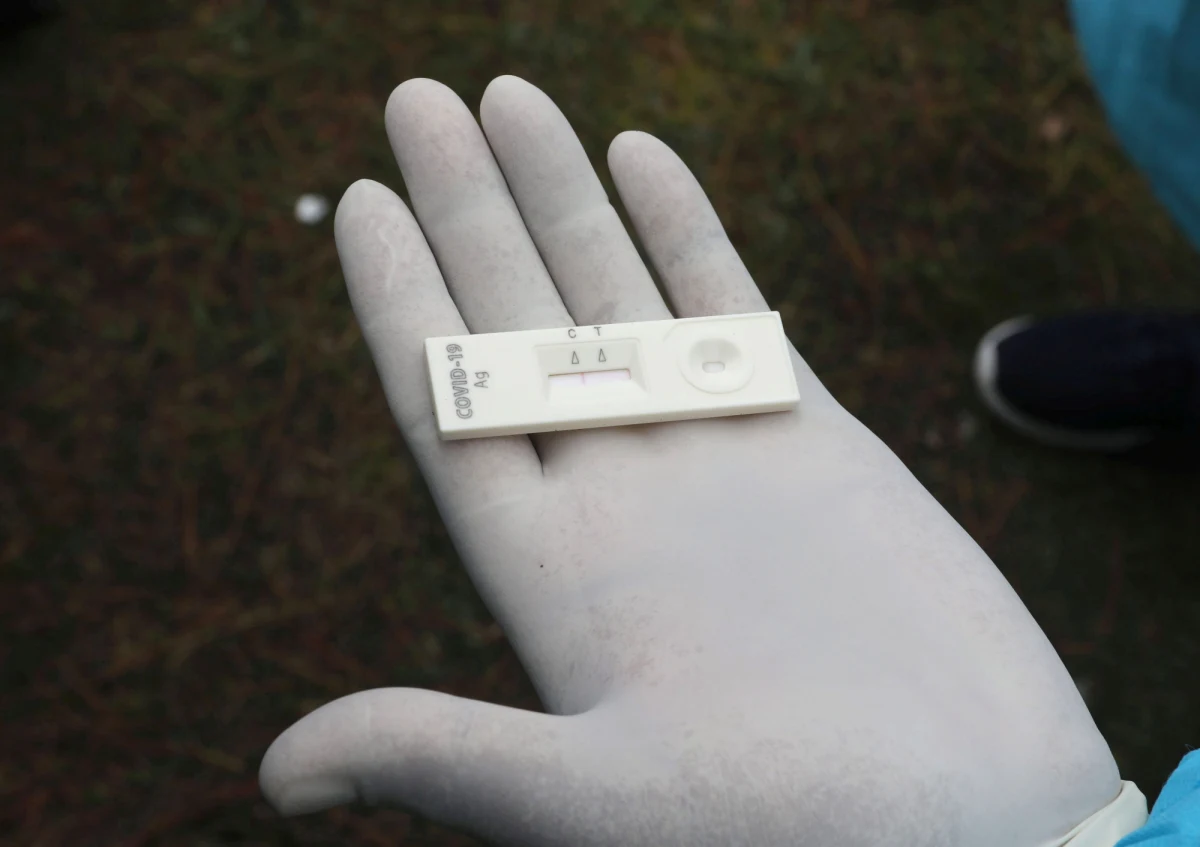 Ministerstwo Zdrowia informuje o 1 075 nowych przypadkach zakażenia koronawirusem. Ostatniej doby zmarło 46 chorych na Covid-19. Bilans epidemii koronawirusa w Polsce to 2 865 622 zakażonych. Nie żyje 72 928 spośród nich.