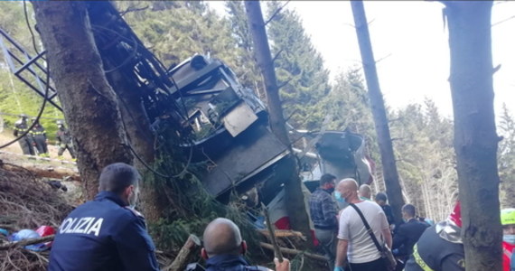 Rośnie bilans ofiar niedzielnej tragedii we Włoszech. 13 osób zginęło na miejscu w katastrofie kolejki górskiej w Alpach - podała włoska gazeta "La Stampa". W szpitalu w Turynie zmarło jedno z ciężko rannych dzieci. Drugie walczy o życie; jego stan jest krytyczny. Runęła kolejka łącząca miejscowość turystyczną Stresa ze szczytem Mottarone. 