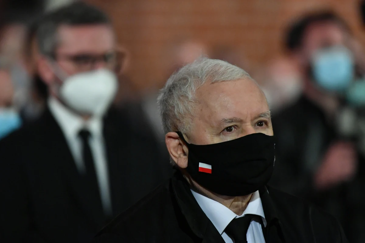 „W moim przekonaniu nic takiego, co by zagrażało interesom kobiet, się nie stało” - - stwierdza prezes Prawa i Sprawiedliwości Jarosław Kaczyński w wywiadzie dla „Wprost”, odnosząc się do orzeczenia Trybunału Konstytucyjnego ws. aborcji. Jego zdaniem „bzdurą jest twierdzenie, że aborcja jest zakazana”. „Są ogłoszenia w prasie, które każdy średnio rozgarnięty człowiek rozumie i może sobie taką aborcję za granicą załatwić, taniej lub drożej.” – dodał polityk.