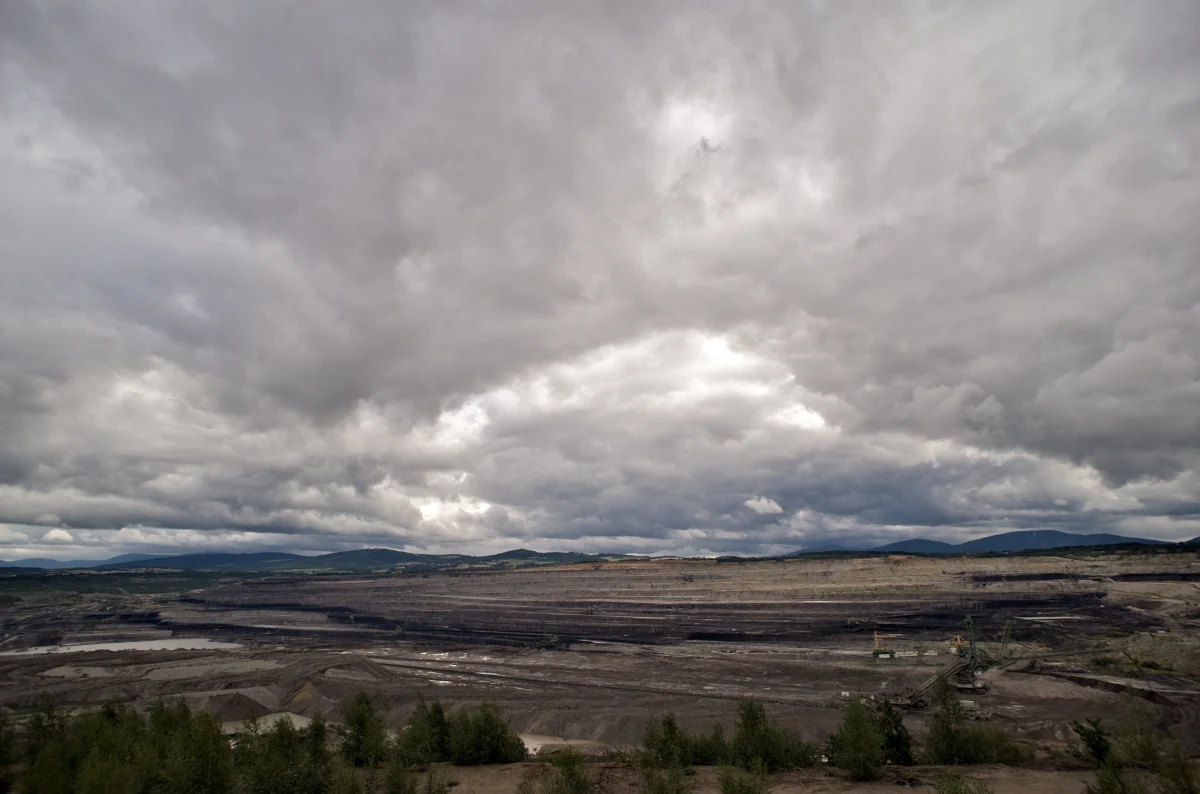 PGE Polska Grupa Energetyczna udostępnia decyzję o środowiskowych uwarunkowaniach dotyczących kontynuacji wydobycia węgla w kopalni Turów. Decyzję wydano w styczniu 2020 roku, po zakończeniu konsultacji z Czechami i Niemcami. „Udostępniamy kolejny dokument potwierdzający, że kopalnia Turów prowadzi działalność wydobywczą zgodnie z przepisami polskiego i europejskiego prawa” – twierdzi Wojciech Dąbrowski, prezes zarządu PGE Polskiej Grupy Energetycznej.