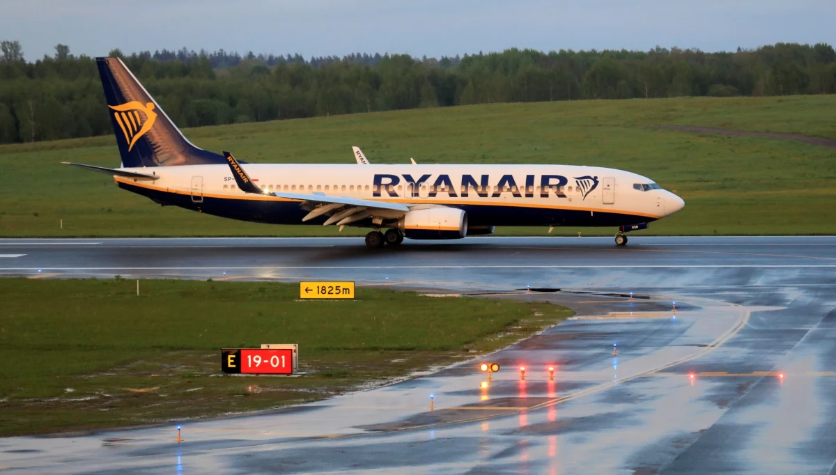 ​"Byliśmy w szoku, gdy zdaliśmy sobie sprawę, że to co się dzieje, nie mieści się w ramach żadnych przepisów i logiki. Nie mogliśmy nawet wyobrazić sobie takiego obrotu wydarzeń" - mówi w rozmowie z Tut.by Dzmitry, ojciec Ramana Pratasiewicza. Bloger został wczoraj zatrzymany w Mińsku po tym, jak białoruski reżim wymusił lądowanie samolotu linii Ryanair.
