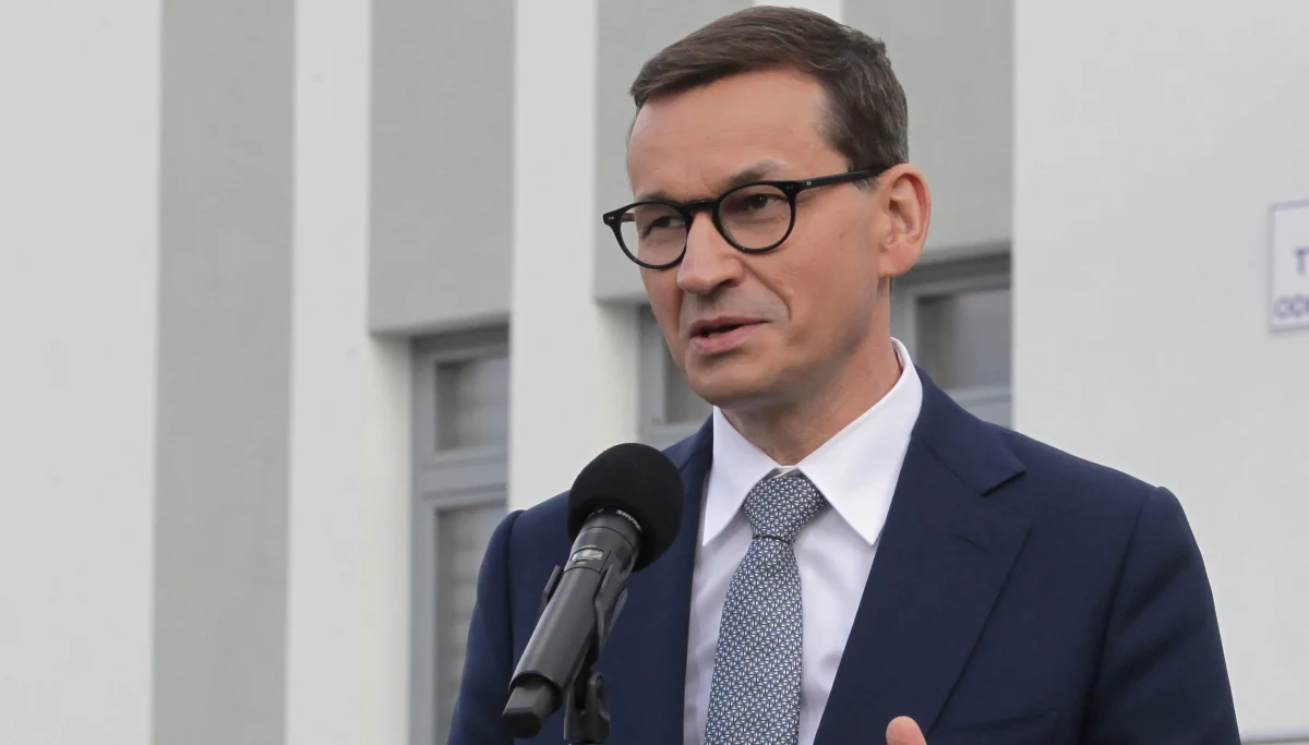 Premier Mateusz Morawiecki bardzo poważnie rozważa zaproponowanie wprowadzenia wobec Białorusi sankcji personalnych, ekonomicznych oraz lotniczych - ustalili dziennikarze RMF FM. Dziś po południu w Brukseli rusza szczyt unijnych przywódców. Jednym z głównych tematów będą konsekwencje wobec Białorusi za wczorajszy incydent związany z zarejestrowanym w Polsce samolotem linii Ryanair relacji Ateny - Wilno. Władze białoruskie - przy pomocy myśliwca - zmusiły ten samolot do lądowania w Mińsku, żeby aresztować jednego z pasażerów - Ramana Pratasiewicza, znanego antyrządowego blogera.