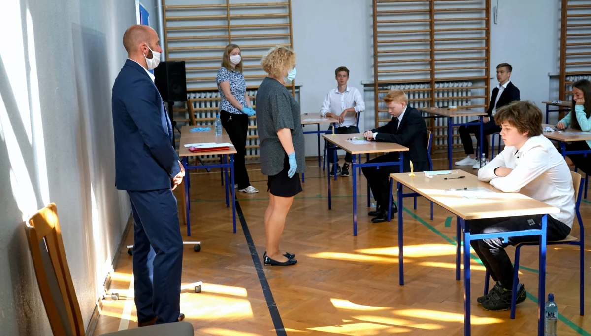 Ponad 360 tys. uczniów VIII klas szkół podstawowych zmierzy się we wtorek z testem z języka polskiego, w ramach trzydniowego egzaminu ósmoklasisty. Na RMF24.pl będziemy publikowali arkusze oraz rozwiązania.