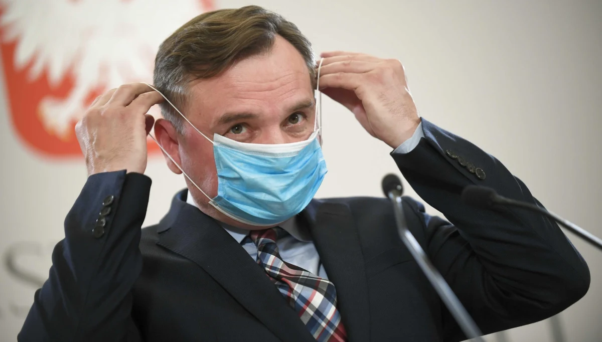 ​Prokurator generalny Zbigniew Ziobro nakazał wszcząć śledztwo w sprawie niedzielnego lądowania samolotu linii Ryanair w Mińsku - dowiedzieli się się dziennikarze RMF FM. Maszyna, która leciała do Wilna, musiała awaryjnie lądować w stolicy Białorusi. Następnie służby zatrzymały jednego z pasażerów - antyrządowego blogera Ramana Pratasiewicza.