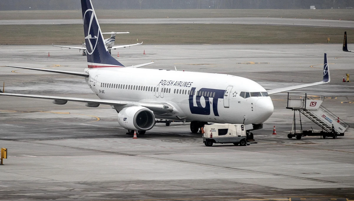 ​Rząd chce nakazać Polskim Liniom Lotniczym LOT wstrzymanie wlatywania w białoruską przestrzeń powietrzną - dowiedzieli się dziennikarze RMF FM. Decyzja w tej sprawie możliwa jest dziś lub jutro. U naszego narodowego przewoźnika ruszyły już przygotowania w tej sprawie.