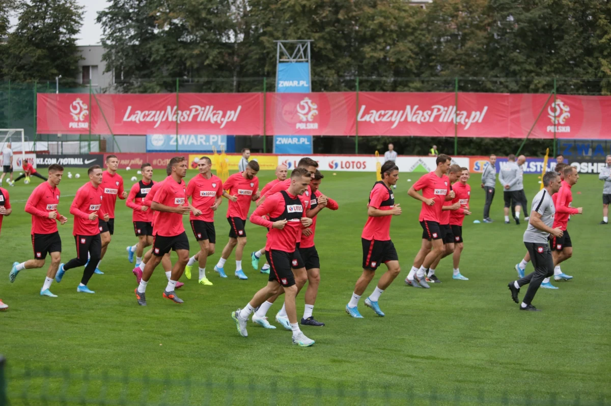 Piłkarska reprezentacja rozpoczyna w Opalenicy zgrupowanie poprzedzające Euro 2020. Piłkarze przyjadą na miejscu w różnych nastrojach i z różnym poziomem zmęczenia. Najbardziej eksploatowanym piłkarzem minionego sezonu był Michał Helik. Obrońca Barnsley spędził na boisku zdecydowanie najwięcej minut. Najskuteczniejszym reprezentantem był z kolei – co nie jest niespodzianką – Robert Lewandowski. 