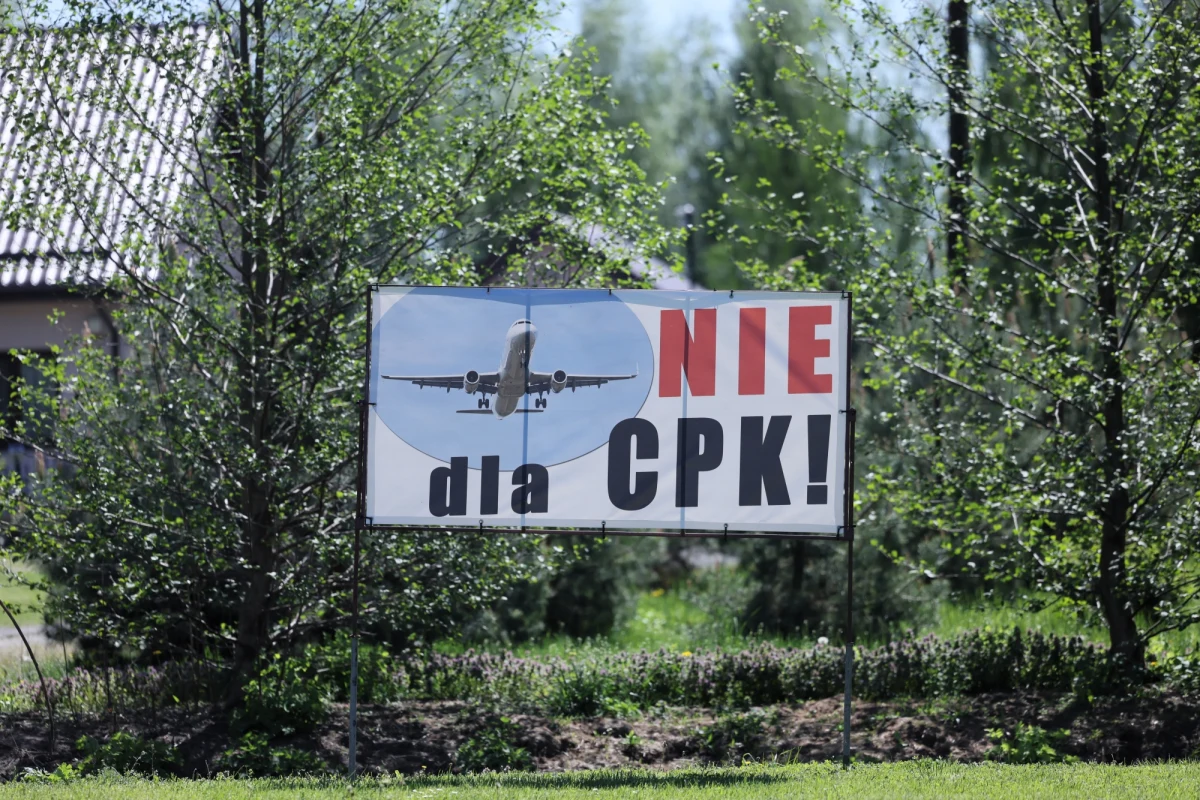 "Sytuacja jest niepewna i trudna. Powinna zakończyć się jak najszybciej" - to fragment listu do premiera Mateusza Morawieckiego od Krajowej Rady Izb Rolniczych. Rolnicy proszą o przedstawienie konkretnych planów związanych z budową Centralnego Portu Komunikacyjnego, czyli największego lotniska w Polsce, które ma powstać między Łodzią a Warszawą, na terenie trzech gmin: Baranów, Teresin i Wiskitki.