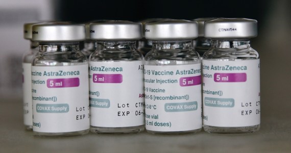 ​Otrzymaliśmy informację od firmy AstraZeneca, że 800 tys. szczepionek, które miały dojechać do Polski w tym tygodniu, nie dojadą; w związku z tym niektórzy pacjenci będą mieli przesunięte terminy szczepień, czy to pierwszą, czy drugą dawką - poinformował w poniedziałek  szef KPRM Michał Dworczyk.