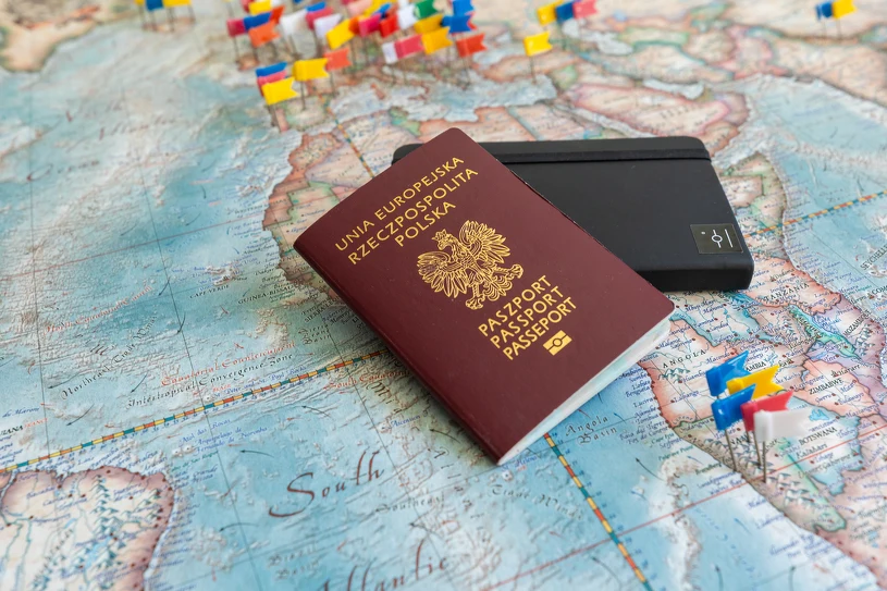 Polacy z coraz większą swobodą podróżowania. Nasz paszport przegonił potęgi