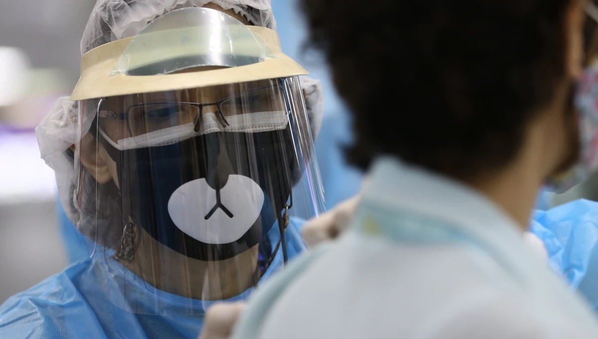 Po wykryciu ogniska nowego wariantu koronawirusa w Bordeaux, na południowym zachodzie Francji, władze medyczne próbują ograniczyć rozprzestrzenianie się patogenu poprzez przyspieszenie kampanii szczepień oraz testów przesiewowych.