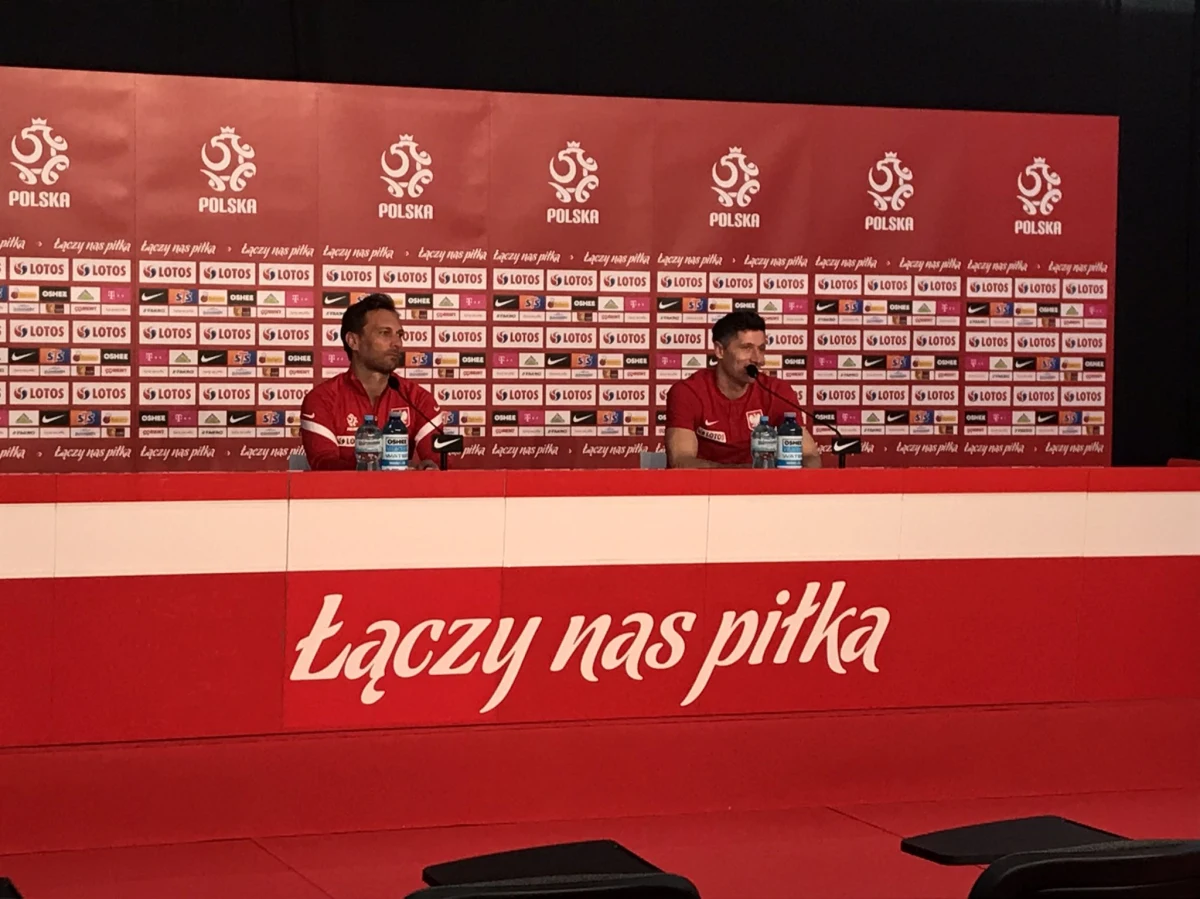 Robert Lewandowski na zgrupowanie do Opalenicy przyjechał opromieniony sukcesami. Piłkarz pobił rekord goli w jednym sezonie w Bundeslidze, otrzymał też nagrodę "Złotego Buta" i jak sam przyznał, nie do końca zdaje sobie sprawę z tego, co się wydarzyło.