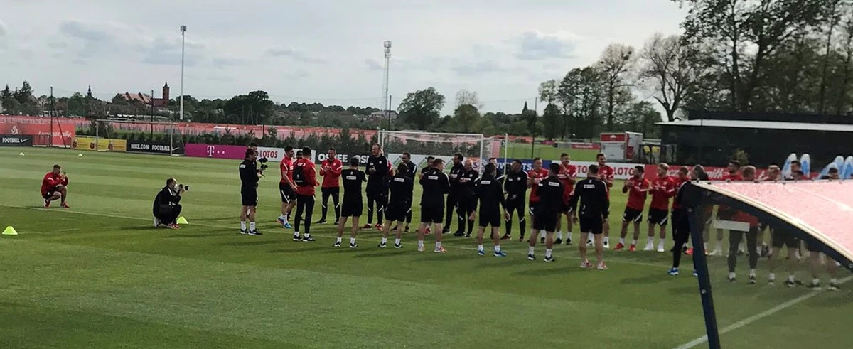 Na pierwszym treningu reprezentacji podczas zgrupowania w Opalenicy piłkarze utworzyli szpaler na powitanie Roberta Lewandowskiego. Polski napastnik i jego wyczyny w miniony weekend były na ustach całej piłkarskiej Europy.