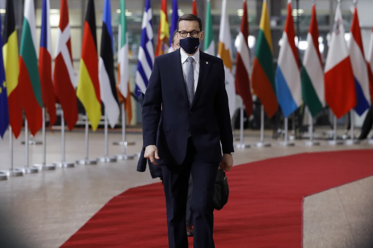 Premier Mateusz Morawiecki rozmawiał w Brukseli w cztery oczy z premierem Czech Andrejem Babiszem o decyzji TSUE dotyczącej Turowa. "Nie przerywamy wydobycia, nie przerywamy pracy tej elektrowni" - powiedział, wchodząc do budynku Rady Europejskiej polski premier.