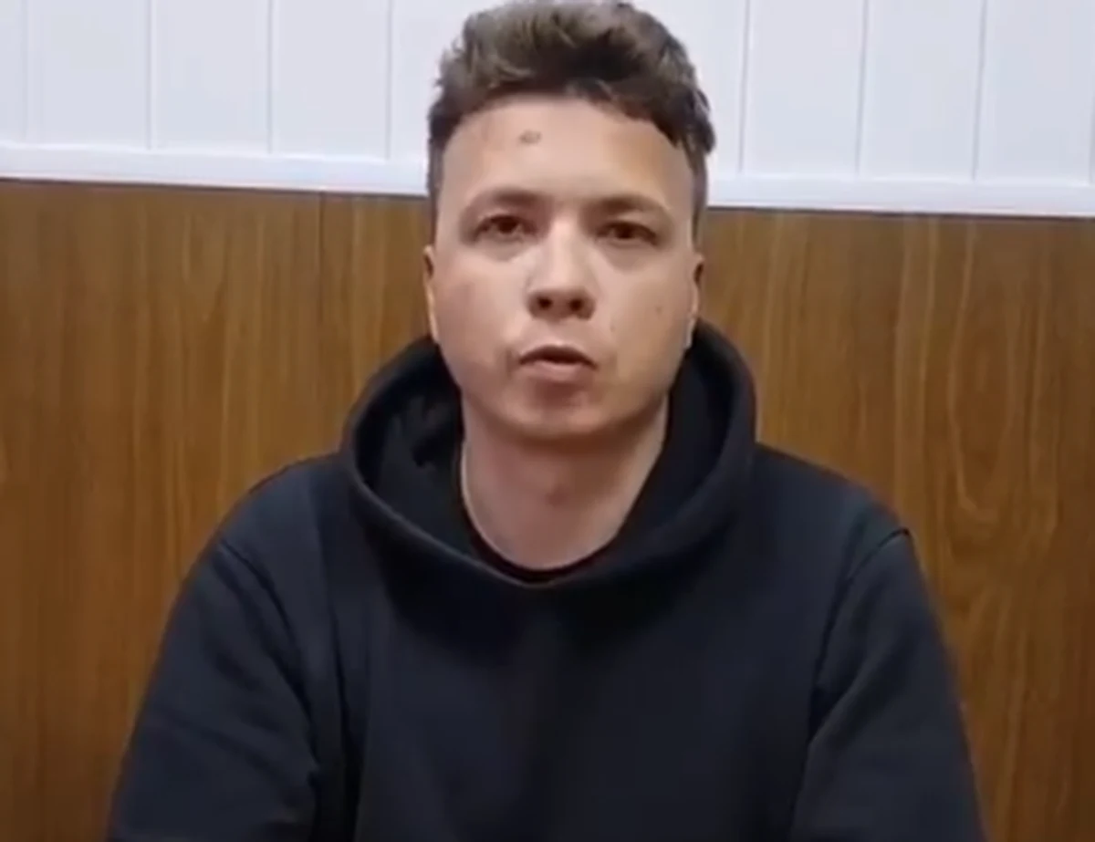 "Według jego matki, Raman Pratasiewicz jest w szpitalu w krytycznym stanie - choroba serca" - taki wpis opublikował na Twitterze Tadeusz Giczan, redaktor naczelny opozycyjnego białoruskiego portalu Nexta. Tym informacjom zaprzeczają białoruskie władze. Prorządowy białoruski kanał Telegram Żołtyje Sliwy opublikował nagranie wideo, na którym opozycjonista utrzymuje, że "jest dobrze traktowany". Pratasiewicz został w niedzielę zatrzymany po tym, jak białoruskie władze zmusiły do lądowania samolot Ryanaira.