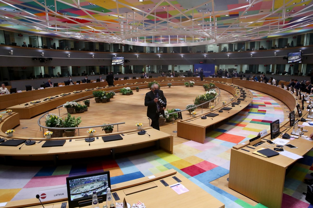 Przywódcy UE na szczycie w Brukseli zdecydowali o nałożeniu kolejnych sankcji na przedstawicieli reżimu białoruskiego, jak również sankcji gospodarczych na Białoruś. Unijna przestrzeń powietrzna ma też zostać zamknięta dla białoruskich linii lotniczych.