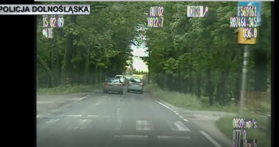 Dolnośląska policja opublikowała wstrząsające nagranie z wideorejestratora. Widać na nim, jak kierowca audi wyprzedza na zakazie, zderza się z innym autem, a potem dachuje. Na szczęście nikomu nic poważnego się nie stało. Kierowca audi był pod wpływem narkotyków, a auto nie miało ubezpieczenia, badań technicznych i miało rejestrację z innego samochodu. 