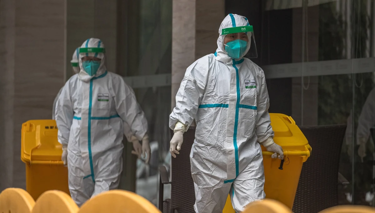 Trzech naukowców z chińskiego instytutu wirusologii Wuhan (WIV) trafiło do szpitala w listopadzie 2019 roku. Może to nasilić badania mające ustalić, czy powodujące pandemie SARS-Cov-2 nie wydostał się z tamtejszego laboratorium, czemu zaprzeczają władze w Pekinie.