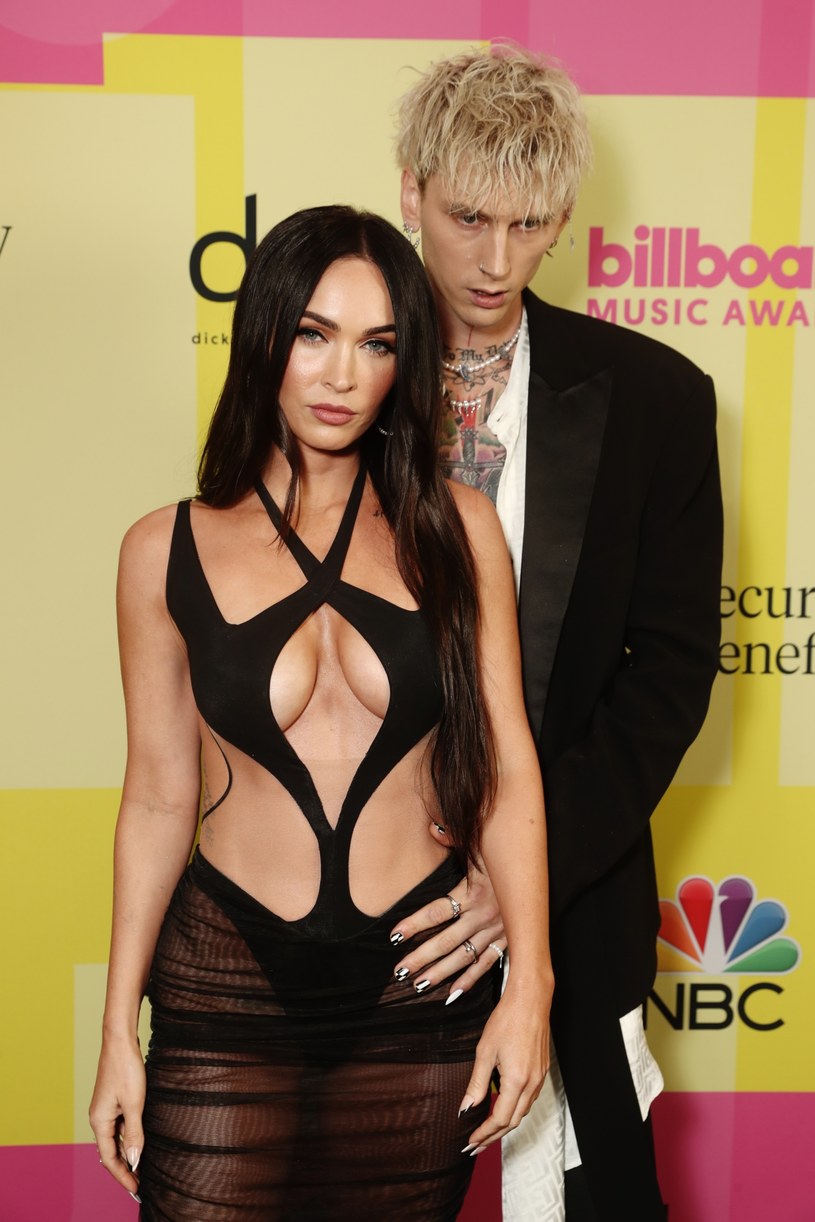 Megan Fox, pojawiając się wraz z ukochanym na gali Billboard Music Awards, postanowiła zaszaleć, prezentując się w roznegliżowanej kreacji. 