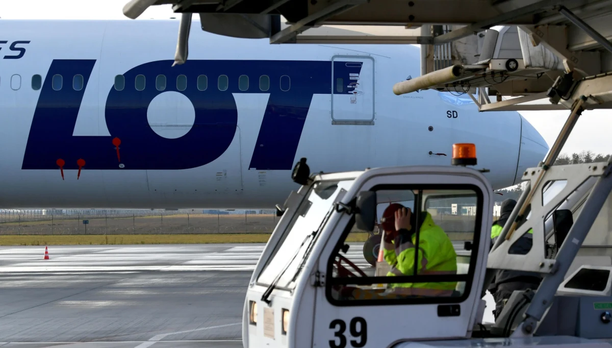 Polskie Linie Lotnicze LOT od dziś wstrzymują korzystanie z białoruskiej przestrzeni powietrznej - ustalili dziennikarze RMF FM. To pokłosie incydentu na Białorusi, kiedy tamtejsze władzy zmusiły do lądowania samolot linii Ryanair i porwały białoruskiego opozycyjnego dziennikarza Ramana Pratasiewicza.