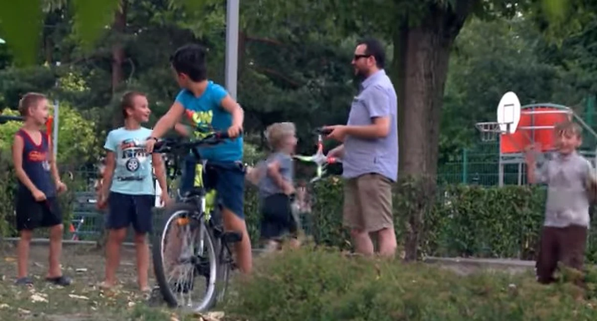 Czy Twoje dziecko oddali się z placu zabaw bez pytania o pozwolenie? Czy pójdzie samo z obcym człowiekiem? Zobacz, jak reagowały dzieci, gdy "fałszywy pedofil" próbował je wyprowadzić z placu zabaw? Policja przypomina na swoich stronach film, który powinien obejrzeć każdy rodzic.
