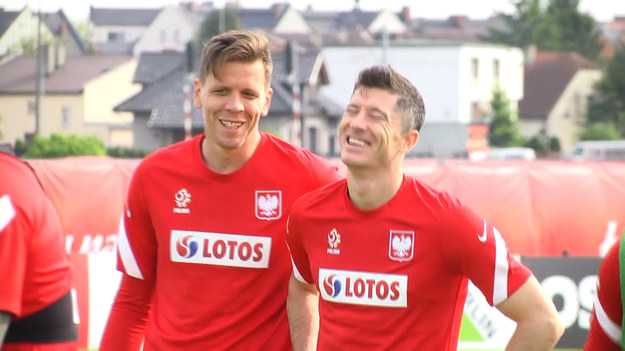 W Opalenicy rozpoczęło się zgrupowanie reprezentacji Polski przed mistrzostwami Europy. W poniedziałek nasza kadra przeprowadziła pierwszy, około godzinny trening. W zajęciach uczestniczył kapitan reprezentacji Robert Lewandowski. Zabrakło jednak m.in Arkadiusza Milika i Grzegorza Krychowiaka. Zobacz z Interią pierwszy trening "Orłów" przed Euro.