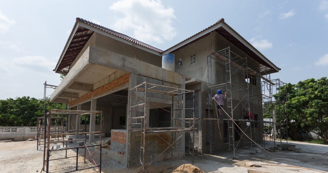 Budowa przydomowych schronów i ukryć doraźnych zostanie zwolniona z obowiązku uzyskania pozwolenia formalnego. Tak przynajmniej sugeruje projekt nowelizacji Prawa budowlanego, który trafił do wykazu prac rządu.