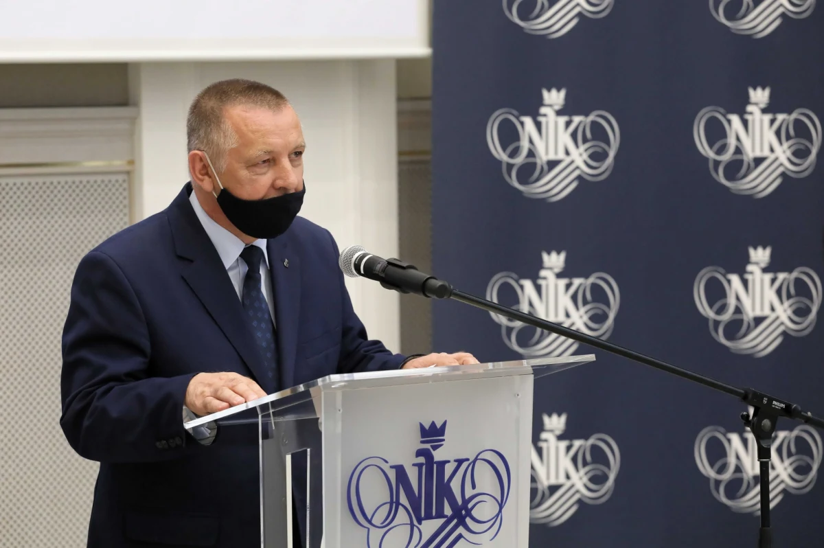 NIK po kontroli organizacji wyborów w trybie korespondencyjnym z maja 2020 roku zawiadomiła prokuraturę o możliwości popełnienia przestępstwa przez czterech najwyższych urzędników państwowych - prezes Najwyższej Izby Kontroli Marian Banaś potwierdził wcześniejsze informacje reporterów RMF FM. Jedno z zawiadomień dotyczy premiera Mateusza Morawieckiego i szefa jego kancelarii - Michała Dworczyka. Kolejne szefa MSWiA Mariusza Kamińskiego oraz ministra aktywów państwowych Jacka Sasina.