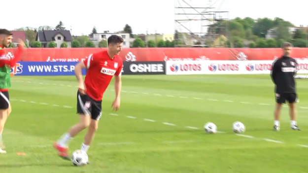 Grzegorz Krychowiak w dalszym ciągu nie dojechał na zgrupowanie reprezentacji Polski.  Miał pewne problemy z samolotem, ale dołączy do nas dziś do końca dnia - mówi w rozmowie z Interią team manager i rzecznik prasowy reprezentacji Polski Jakub Kwiatkowski.