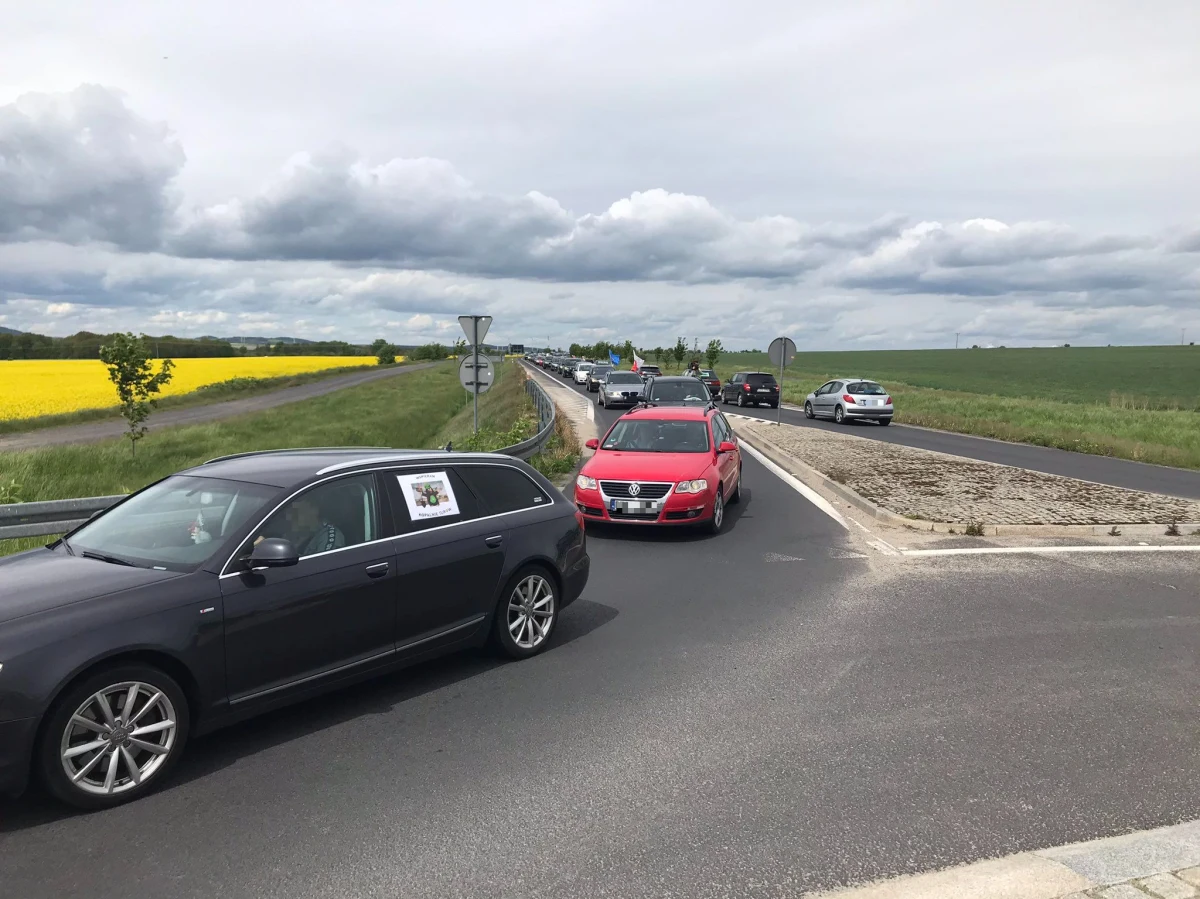 W Kopaczowie koło Bogatyni na Dolnym Śląsku trwa protest w obronie kopani i elektrowni Turów. Kilkadziesiąt oflagowanych samochodów jeździ pomiędzy dwoma rondami, spowalniając ruch na tej tranzytowej trasie.