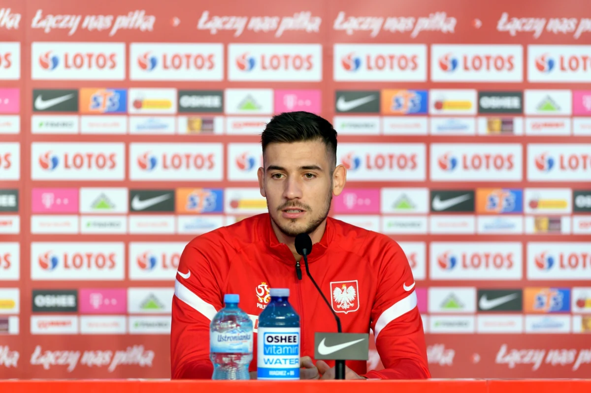 Piłkarz reprezentacji Polski Jakub Moder przyznał, że jego ambicją jest gra w pierwszym składzie reprezentacji Polski w zbliżających się mistrzostwach Europy. "Chcę zasłużyć podczas treningów na występ od początku w pierwszym meczu ze Słowacją" - dodał.