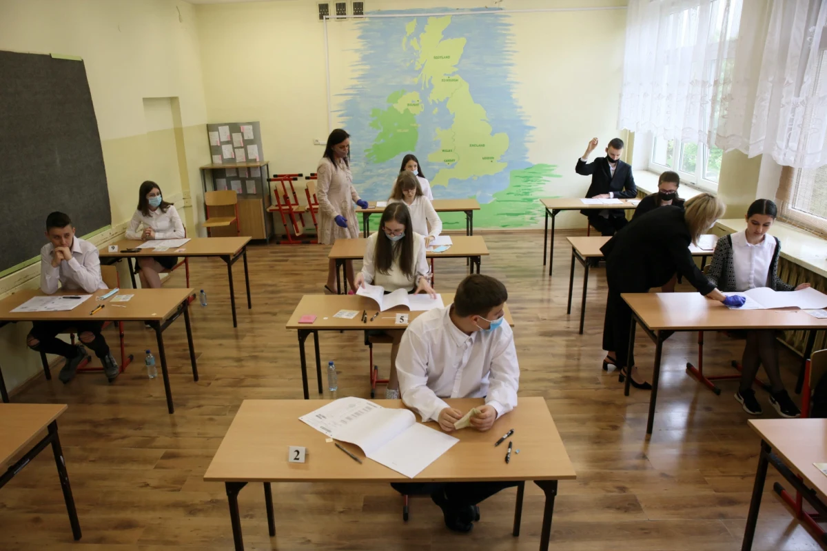 Za ósmoklasistami drugi dzień egzaminów. Uczniowie ostatnich klas szkół podstawowych zmierzyli się dziś z matematyką. Na RMF24.pl po godz. 13 pojawią się arkusze Centralnej Komisji Egzaminacyjnej wraz z propozycjami odpowiedzi opracowanymi przez nauczycieli.