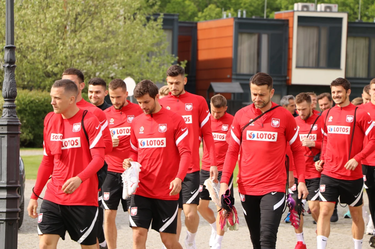 Mistrzostwa Europy zbliżają się wielkimi krokami. W Opalenicy trener Paulo Sousa sprawdza formę piłkarzy przed turniejem, a my chcemy dać wam szansę na sprawdzenie swojej wiedzy o zawodnikach, których powołał Portugalczyk. W naszym quzie znajdziesz pytania i o najmłodszych, jak i o najbardziej doświadczonych kadrowiczów. Wskaż prawidłowe odpowiedzi i pochwal się wynikiem w mediach społecznościowych!