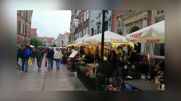 Kibice Villarrealu opanowali Długi Targ w Gdańsku. Przed finałem Ligi Europy z Manchesterem United w hurtowych ilościach kupują bursztyn i mimo deszczowej pogody dobrze się bawią.