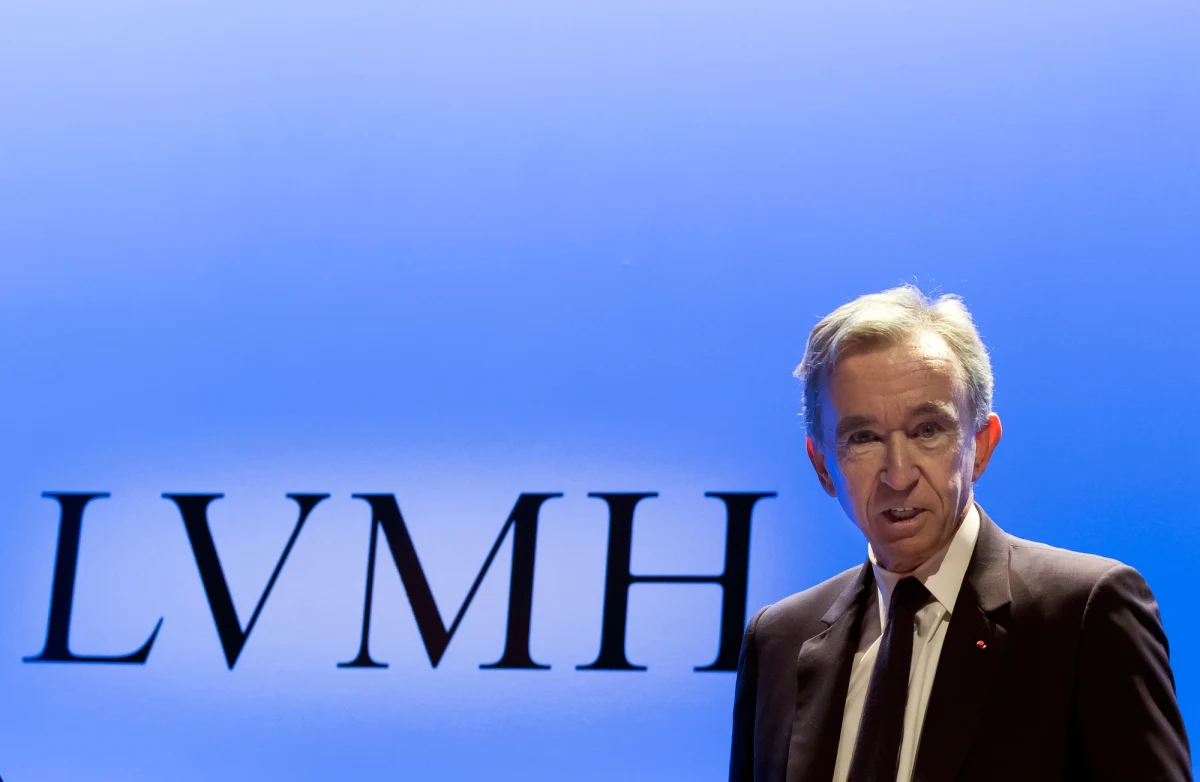 „Przepychanka na szczycie listy najbogatszych ludzi świata!”, „Rywalizacja bogaczy! „Tak paryskie media komentują nieustanne zmiany w rankingu magazynu Forbes. Przez kilka godzin na pierwszym miejscu znalazł się Francuz Bernard Arnault - szef koncernu LVMH, do którego należą m.in. tak sławne domy mody jak Dior czy Louis Vuitton.