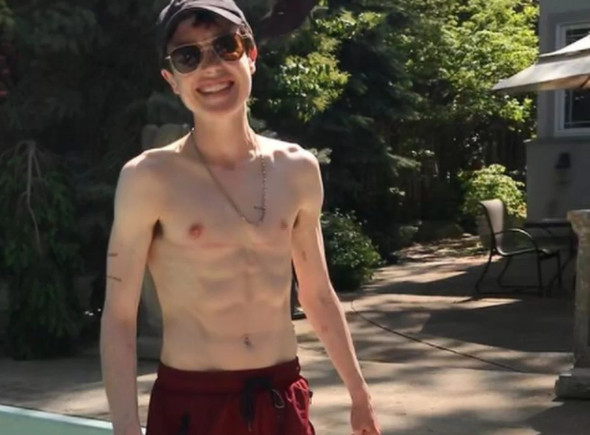 Elliot Page opublikował zdjęcie, które pokazuje jego życie po operacji zmiany płci. Aktor urodził się jako kobieta. Jest znany chociażby z tytułowej roli w oscarowym filmie "Juno". Usunął piersi po coming oucie i wystąpił jako pierwsza osoba transpłciowa na okładce "Time".