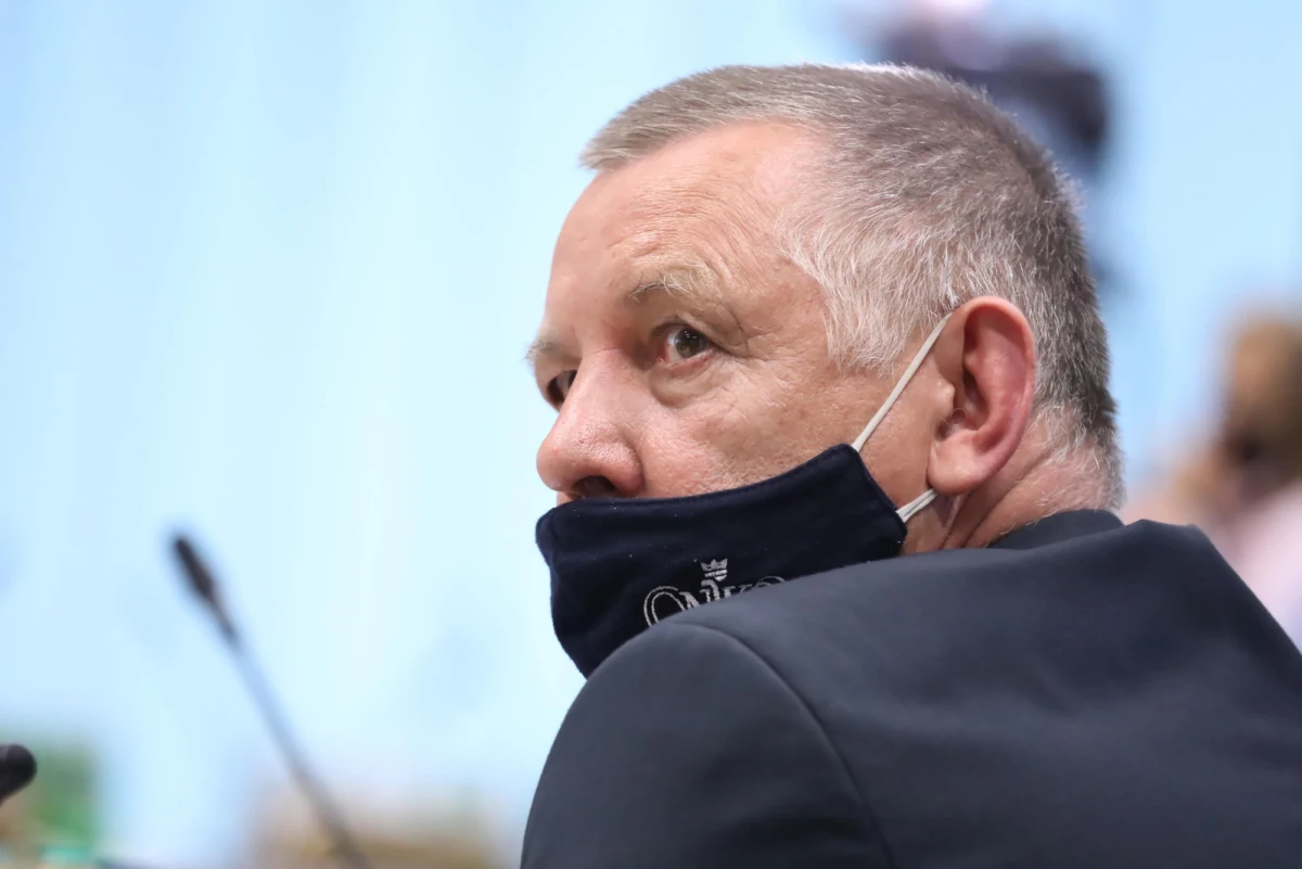 Syn prezesa NIK Jakub Banaś podejrzewa, że za serią e-maili o jego rzekomym samobójstwie stoją ludzie służb specjalnych. Chodzi o wiadomości, które w przeddzień konferencji NIK w sprawie wyborów kopertowych dotarły do wszystkich delegatur.  