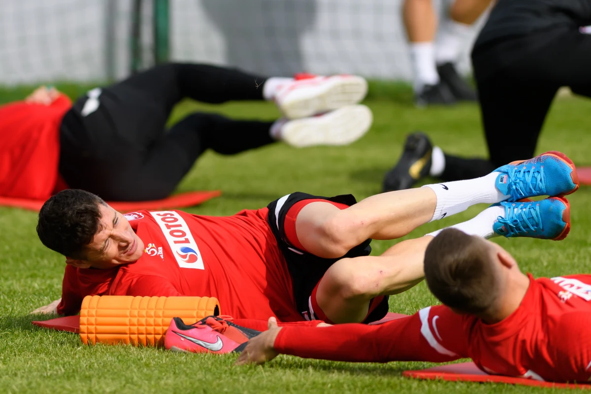 Więcej trenują czy raczej odpoczywają? Reprezentacja Polski od poniedziałku stacjonuje w Opalenicy, gdzie przygotowuje się do piłkarskiego Euro. Paulo Sousa w pierwszych dniach zdecydował się, by nie narzucać swoim zawodnikom dużych obciążeń. Z czego to wynika? Zapytaliśmy lekarza kadry Jacka Jaroszewskiego.