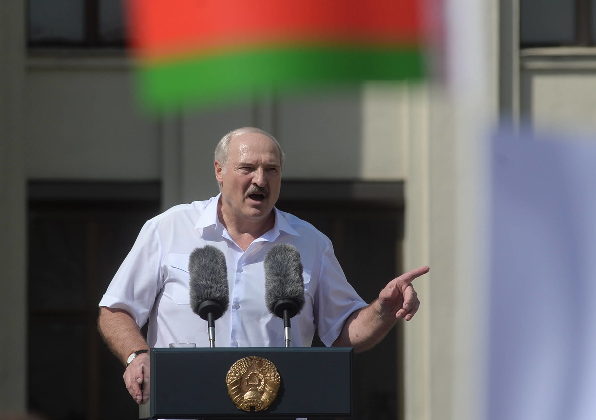 "Jak mieliśmy postąpić, kiedy płynął potok informacji o bombach z polskich adresów IP?" - pytał Alaksandr Łukaszenka przemawiając w białoruskim parlamencie. To jego pierwsze wystąpienie po uziemieniu w Mińsku samolotu Ryanair i zatrzymaniu opozycyjnego dziennikarza Ramana Pratasiewicza.