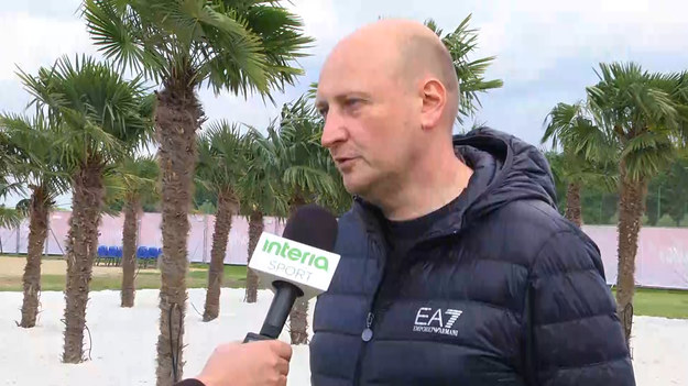 We wtorek po południu do Hotelu REMES w Opalenicy, gdzie przebywa piłkarska reprezentacja Polski na czele z Robertem Lewandowskim, dotarła jego żona Anna Lewandowska. Zabukowała już wizytę w SPA i nawet z niej skorzystała. Wyszła zadowolona, teraz czeka już tylko na słonko, którego ostatnio brakuje - mówi w rozmowie z Interią Jakub Wrobiński, dyrektor Hotelu REMES w Opalenicy.
