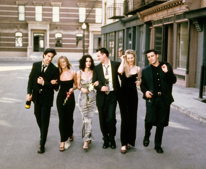 Matt LeBlanc, Matthew Perry i David Schwimmer, czyli Joey, Chandler i Ross, w najnowszym wywiadzie zdradzili, że członkowie obsady serialu "Przyjaciele" na początku kręcenia tej produkcji zawarli swego rodzaju pakt, który miał ocalić ich przyjaźń i zapobiec niezręcznym sytuacjom. Odtwórców głównych ról obowiązywała żelazna zasada: "żadnych randek". "To było bardzo ważne dla naszej szóstki, abyśmy mogli pozostać przyjaciółmi. Randkowanie mogło zepsuć nasze relacje" – wyznał Matthew Perry.