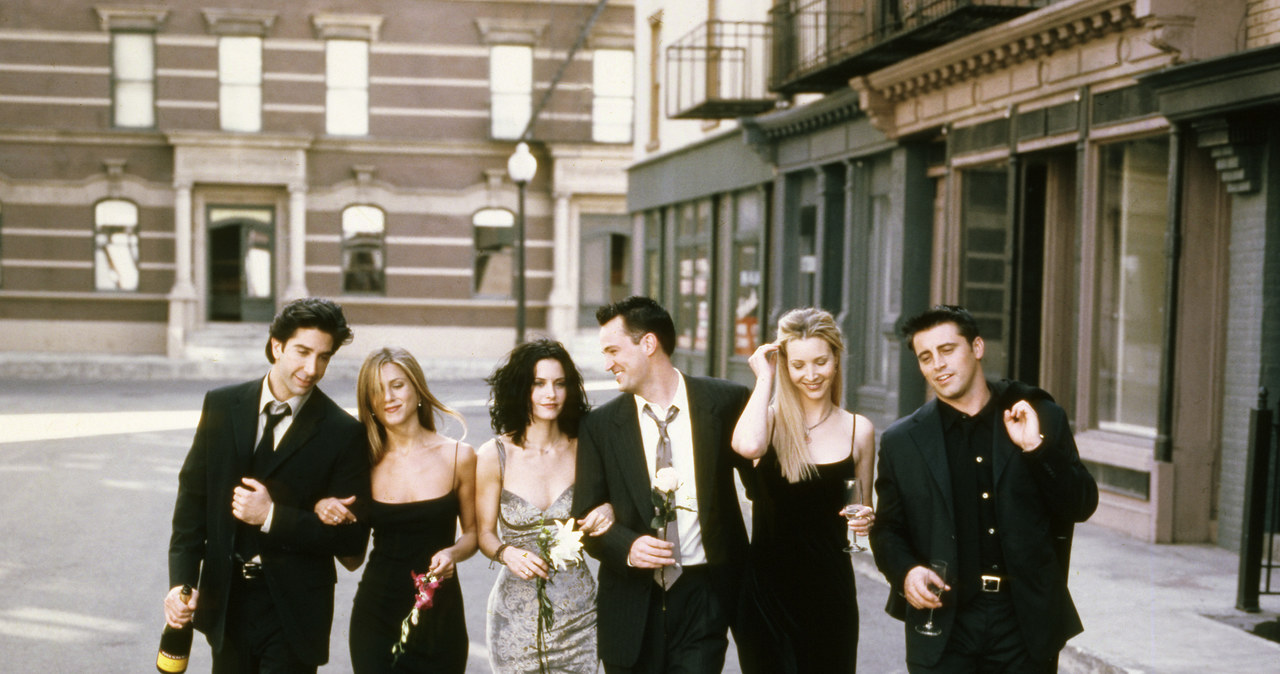 Matt LeBlanc, Matthew Perry i David Schwimmer, czyli Joey, Chandler i Ross, w najnowszym wywiadzie zdradzili, że członkowie obsady serialu "Przyjaciele" na początku kręcenia tej produkcji zawarli swego rodzaju pakt, który miał ocalić ich przyjaźń i zapobiec niezręcznym sytuacjom. Odtwórców głównych ról obowiązywała żelazna zasada: "żadnych randek". "To było bardzo ważne dla naszej szóstki, abyśmy mogli pozostać przyjaciółmi. Randkowanie mogło zepsuć nasze relacje" – wyznał Matthew Perry.