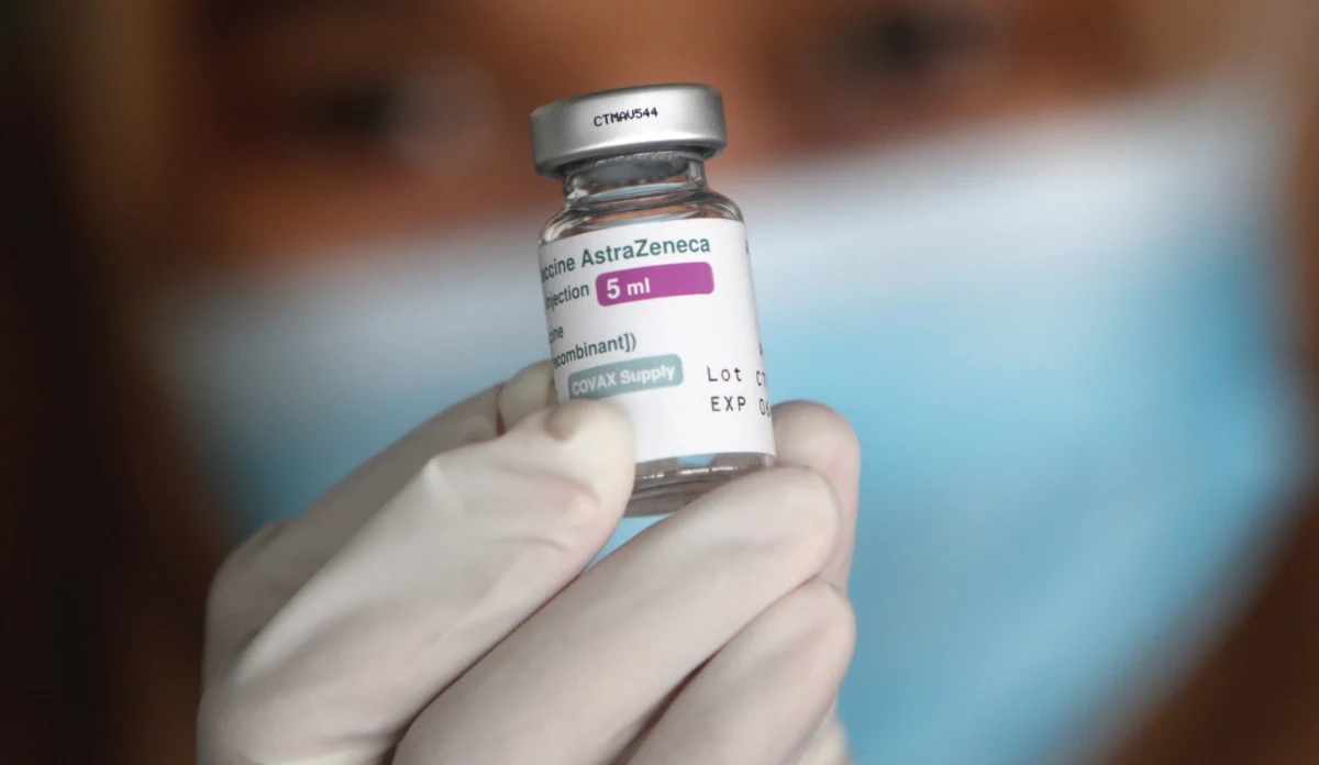 ​Komisja Europejska żąda gigantycznych kar dla firmy AstraZeneca za opóźnienia w dostawach szczepionek. W Brukseli odbyła się rozprawa przed sądem - Komisja reprezentująca 27 krajów UE kontra kontra brytyjsko-szwedzki koncern. Prawnicy Komisji zażądali, by AstraZeneca zapłaciła 10 euro od dawki za każdy dzień opóźnienia dostaw szczepionki przeciwko Covid-19.