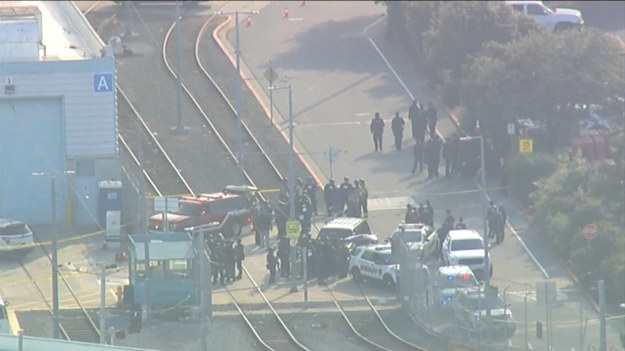 Zdjęcia lotnicze policji i ratowników na stacji kolejowej po tym, jak wiele osób zginęło w strzelaninie w San Jose w Kalifornii.
