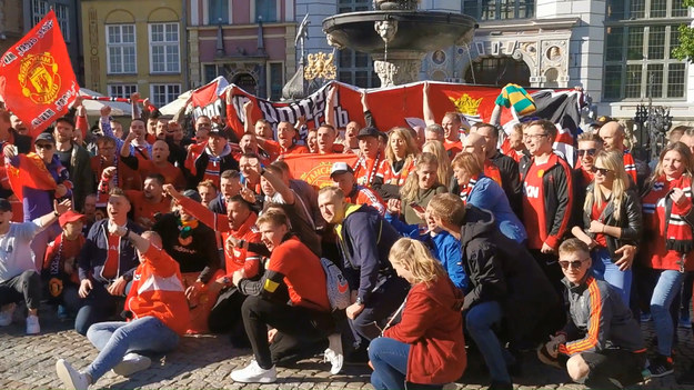 Manchester United zmierzy się w finale Ligi Europy z Vilarrealem. Kibice "Czerwonych Diabłów" przed meczem bawili się w centrum Gdańska. Transmisja z meczu o godz. 21 w Polsacie Sport Premium 1.