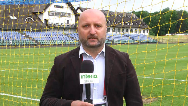 Za nami trzeci dzień zgrupowania reprezentacji Polski w Opalenicy. W porannym treningu nie uczestniczył Robert Lewandowski i sześciu innych piłkarzy. Po południu kapitan naszej kadry, który we wtorek przyjął szczepionkę pojawił się już na zajęciach. Niepokojące informacje dotyczą innego z napastników, Arkadiusza Milika, który zmaga się z urazem łąkotki. Jutro wyjedzie na dodatkowe badania do Barcelony. W Opalenicy jest nasz reporter Zbigniew Czyż. 