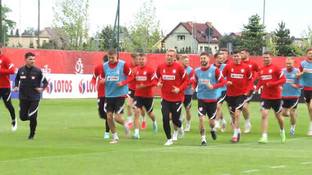 Za nami trzeci dzień zgrupowania reprezentacji Polski w Opalenicy. W popołudniowym treningu uczestniczył już Robert Lewandowski, który we wtorek przyjął szczepionkę przeciwko koronawirusowi. Niepokojące informacje dotyczą niestety innego z napastników, Arkadiusza Milika, który zmaga się z urazem łąkotki. Napastnik Olympique Marsylia pojawił się w drugiej części popołudniowego treningu, ale jutro wyjedzie na dodatkowe badania do Barcelony. Jak dowiedziała się Interia istnieje duże prawdopodobieństwo, że kontuzja jest poważna i zawodnik ostatecznie nie weźmie udziału w mistrzostwach Europy. 