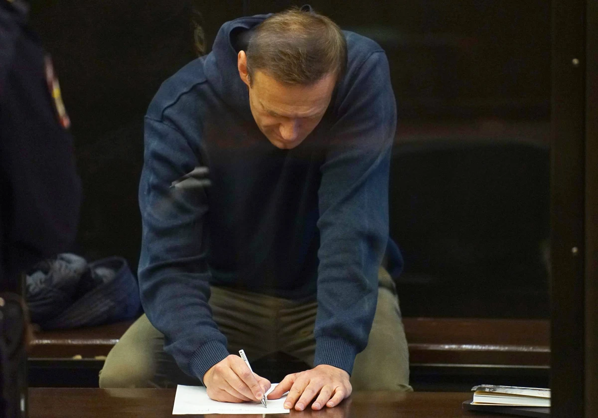 Odbywający wyrok więzienia rosyjski opozycjonista Aleksiej Nawalny oskarżył w sądzie władze więzienne o cenzurę przynoszonych mu gazet,  budzenie w nocy i niedostarczanie wysyłanych mu książek.